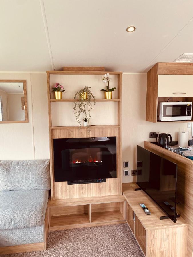 8 Bed Sun Decked Caravan Unlimited High Speed Wifi And Fun At Seawick Holiday Park 클랙톤온씨 외부 사진