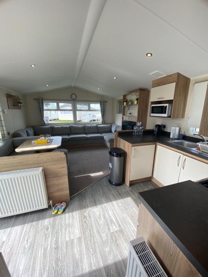 8 Bed Sun Decked Caravan Unlimited High Speed Wifi And Fun At Seawick Holiday Park 클랙톤온씨 외부 사진
