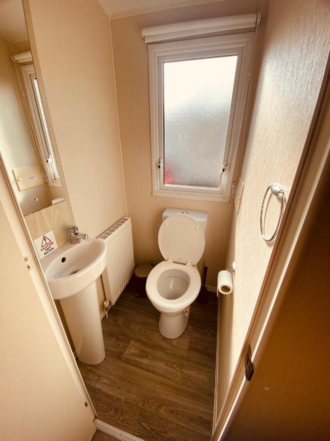 8 Bed Sun Decked Caravan Unlimited High Speed Wifi And Fun At Seawick Holiday Park 클랙톤온씨 외부 사진