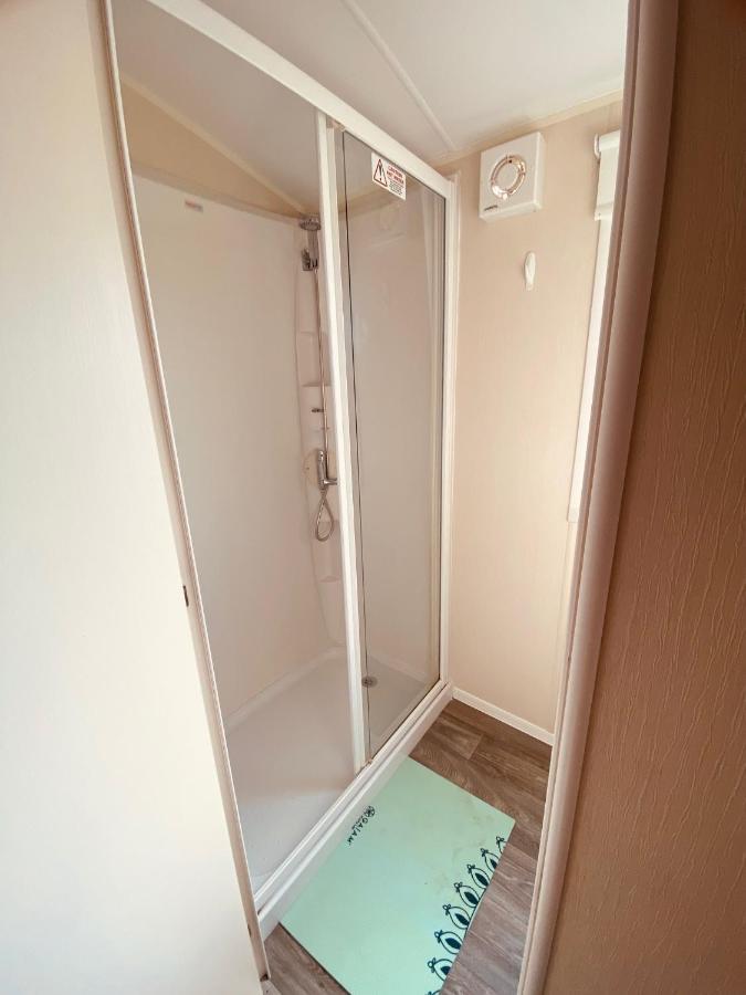 8 Bed Sun Decked Caravan Unlimited High Speed Wifi And Fun At Seawick Holiday Park 클랙톤온씨 외부 사진