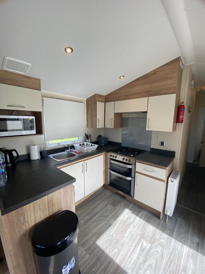 8 Bed Sun Decked Caravan Unlimited High Speed Wifi And Fun At Seawick Holiday Park 클랙톤온씨 외부 사진