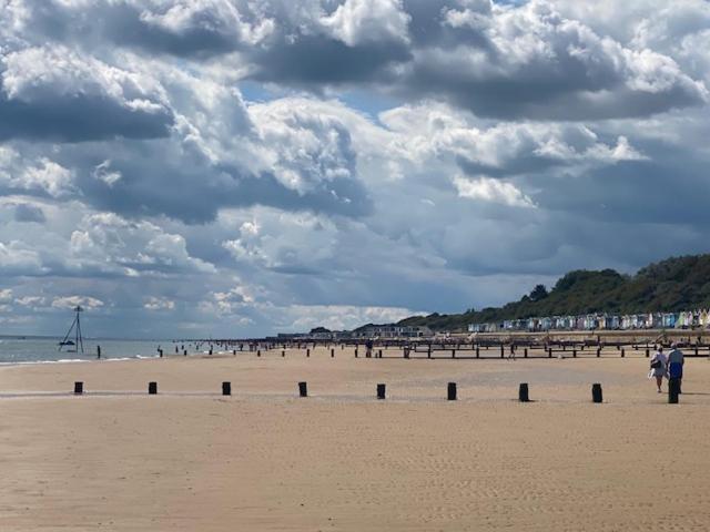 8 Bed Sun Decked Caravan Unlimited High Speed Wifi And Fun At Seawick Holiday Park 클랙톤온씨 외부 사진