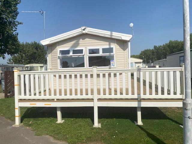 8 Bed Sun Decked Caravan Unlimited High Speed Wifi And Fun At Seawick Holiday Park 클랙톤온씨 외부 사진
