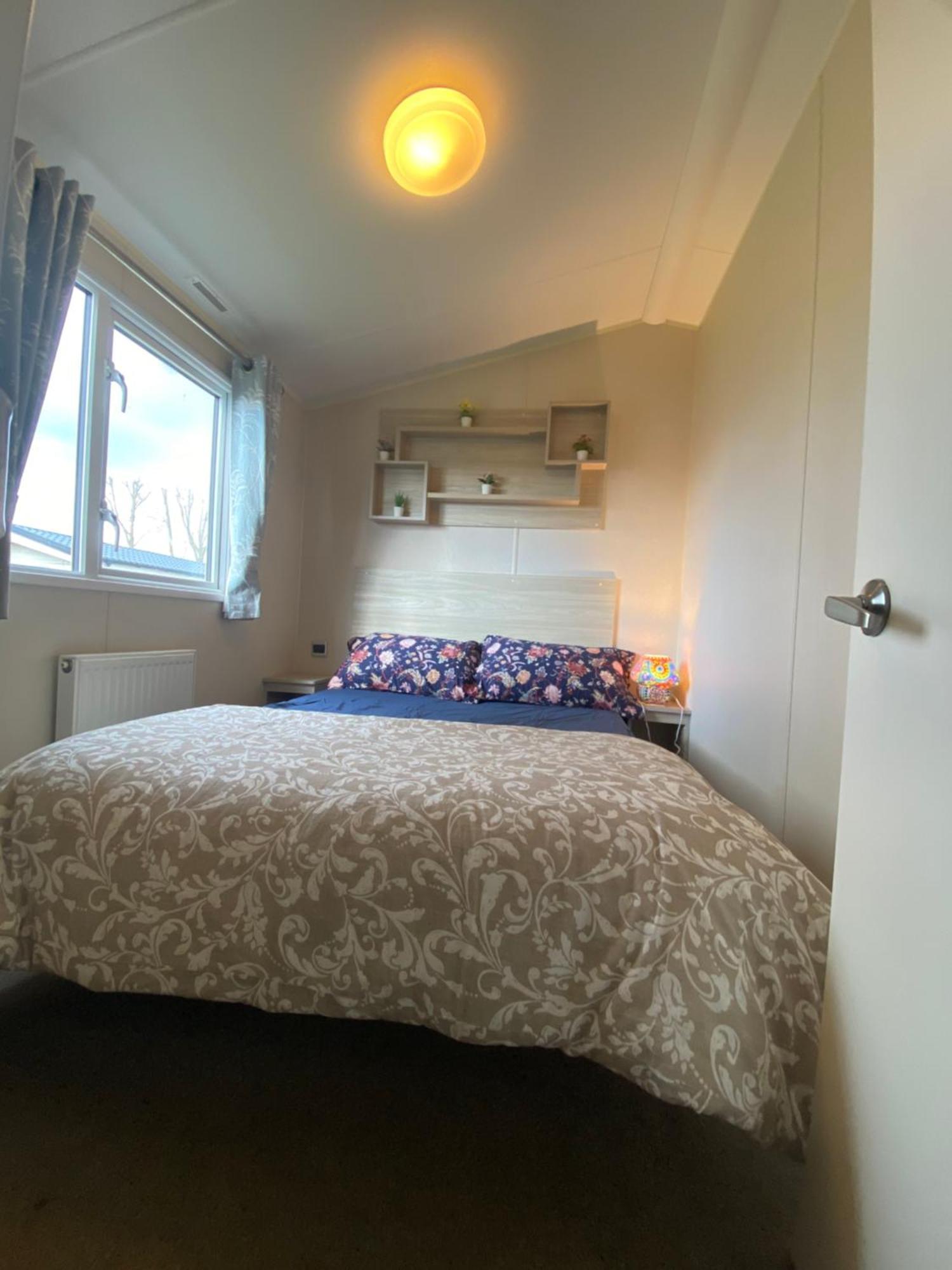 8 Bed Sun Decked Caravan Unlimited High Speed Wifi And Fun At Seawick Holiday Park 클랙톤온씨 외부 사진