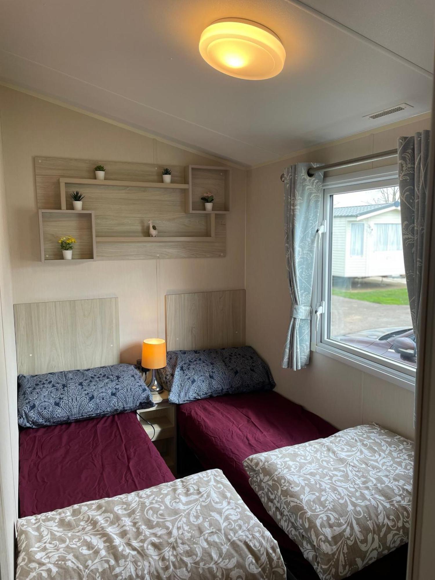 8 Bed Sun Decked Caravan Unlimited High Speed Wifi And Fun At Seawick Holiday Park 클랙톤온씨 외부 사진